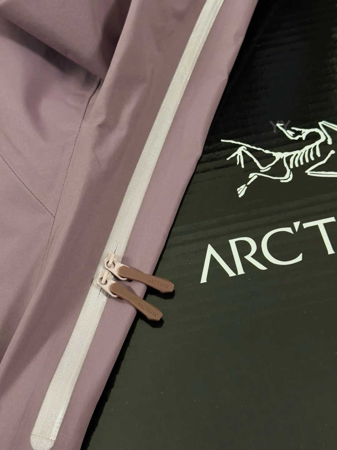 G 02 New Arrival Arcteryx Beta Series SL GORE-TEX Breathable 25SS New Arrival SL Lt ， Lt New Arrival ， ， ， Lt Yb 3D ， Tri-Durance ， Factory 📃 🔍 ， YKK ， ， ， 。 SL ， 。 bluesign@ N 38LGORE-TEX ， Wear-Resistant， 、 Breathable， 。 Storm Hood™ ， Water Tight™ ， ， ， 。 ，VISLON ， Velcro ， Zip-in， ARC TERYX BETA： 。 GORE-TEX： 、 、Breathable 。 ：Black Sizes：S-XXL ：112 116 120 124 128 ： 72 74 76 78 80 ：64.5 66 67.5 69 70.5 ：49.8 51 52.2 53.4 54.6